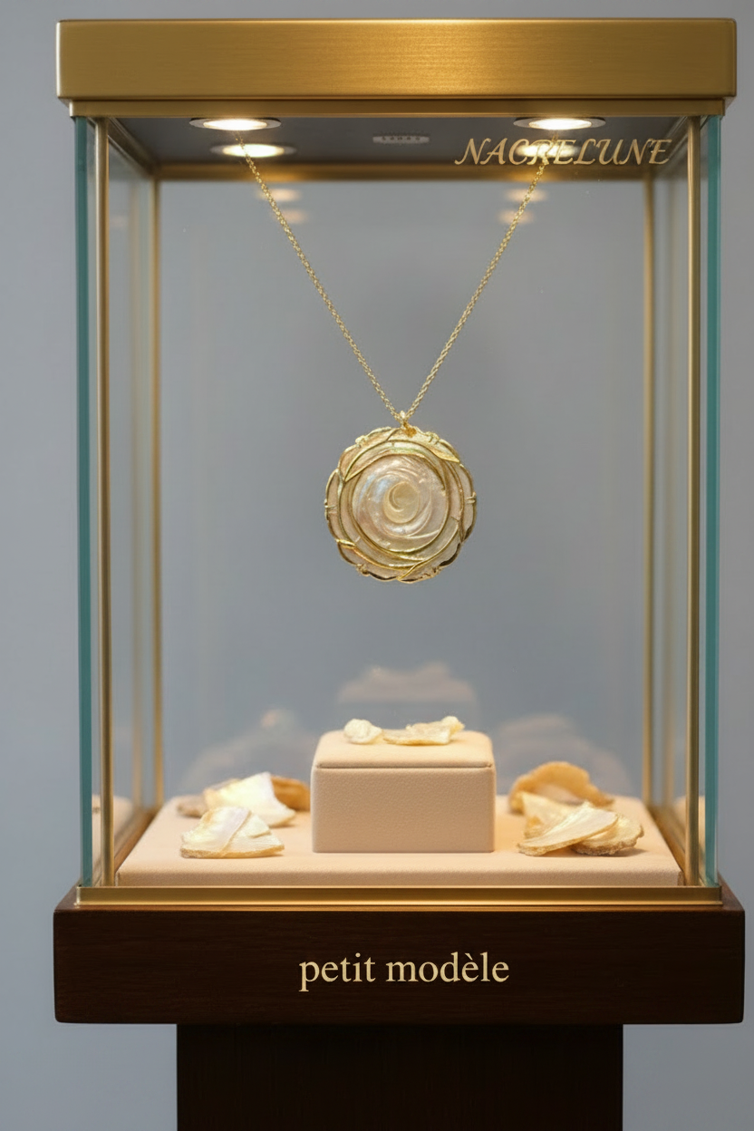 pendentif gris et or avec fleur en nacre