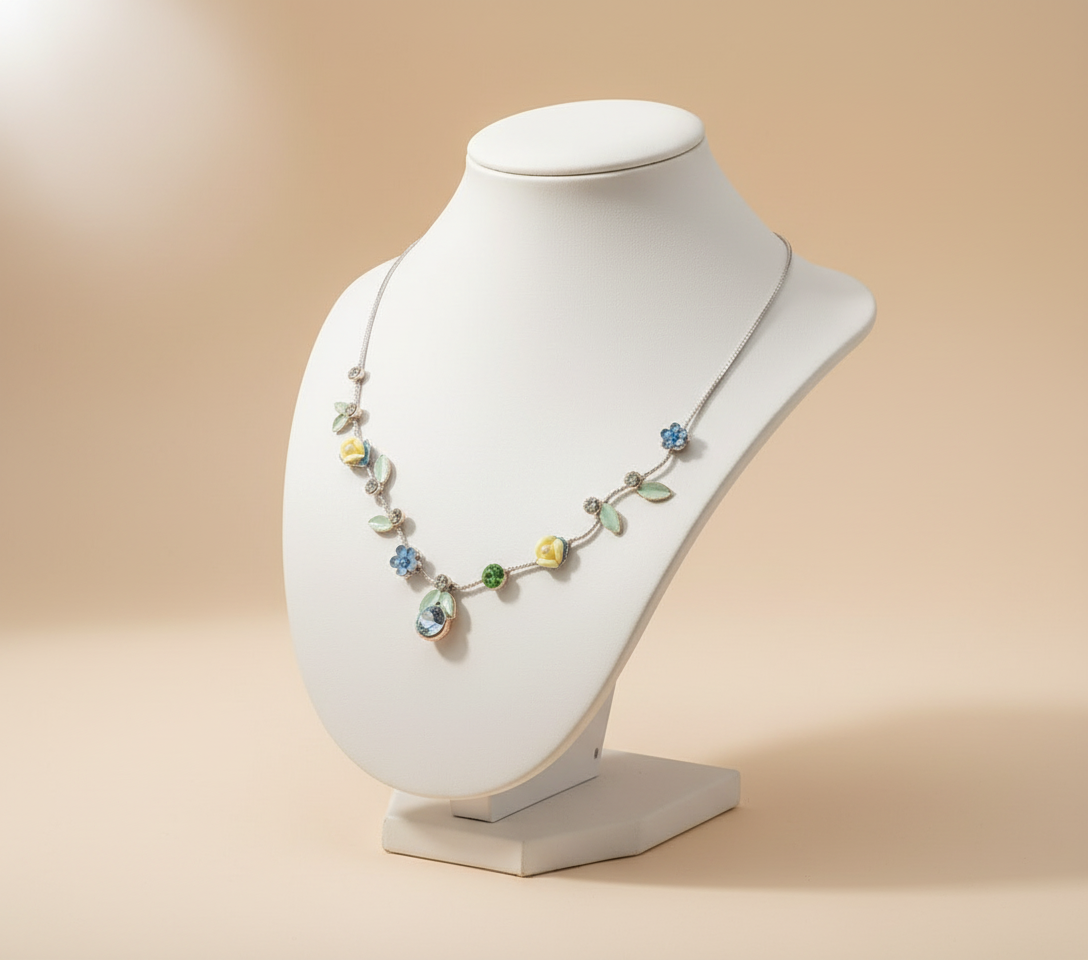 Collier avec strass et fleurs porcelaine nacrelune.com collier