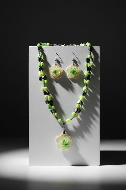 Parure perles de nacre colorées avec fleur en nacre NACRELUNE parure