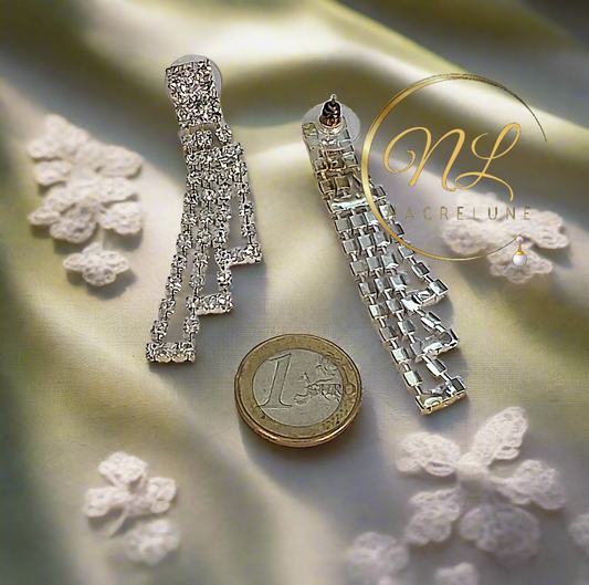 longues boucles en strass