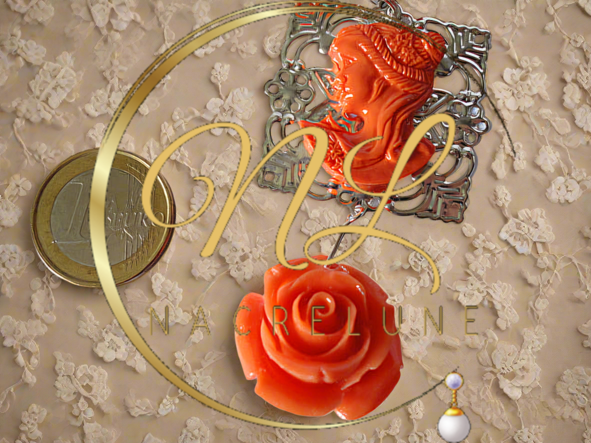 pendentif  en reproduction de corail représentant une jolie dame et une rose sculptée