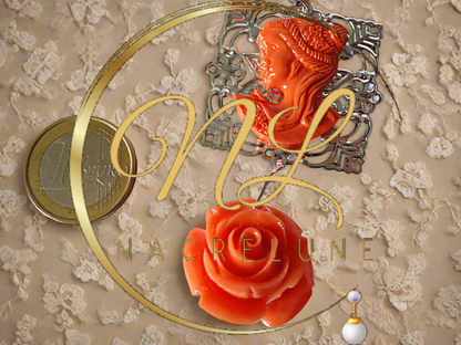 pendentif  en reproduction de corail représentant une jolie dame et une rose sculptée