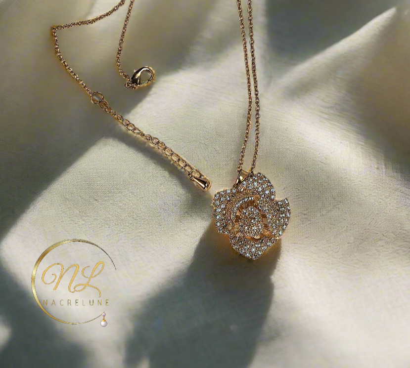 Pendentif en strass en forme de rose stylisée