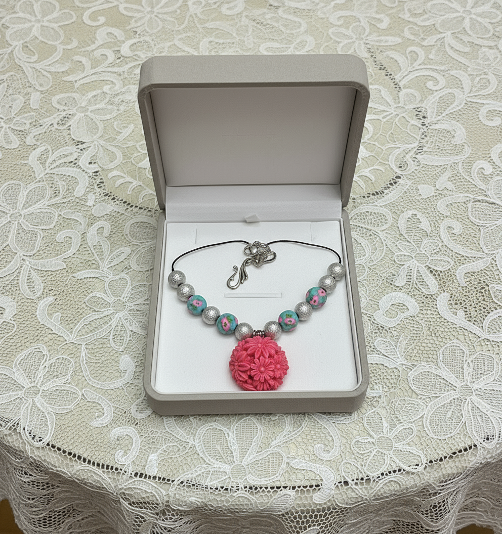 Collier en pâte fimo, acrylique et fleurs en resine nacrelune.com collier