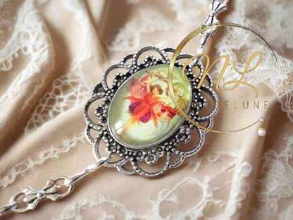Collier fait de petits camées représentant un ange et des fées des fleurs