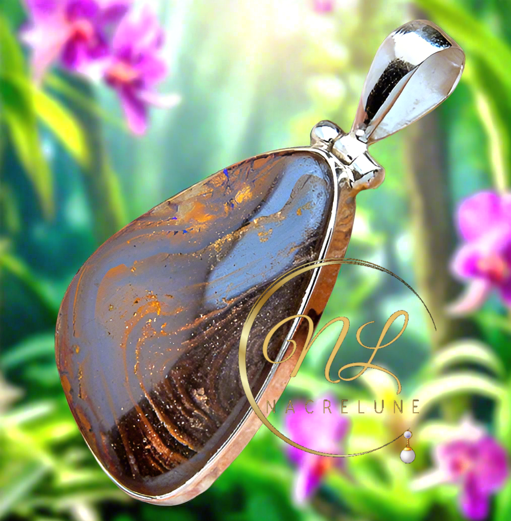 Pendentif en argent 925 avec opale brute dans sa roche mère