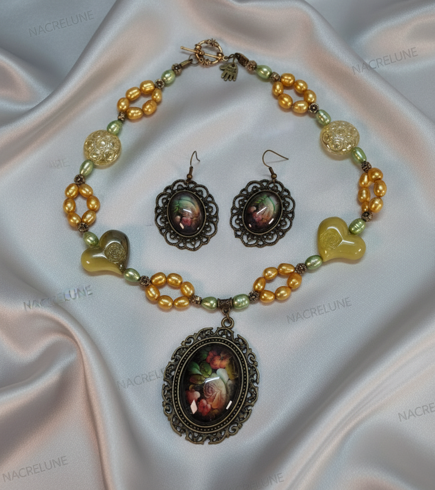 Parure en perles de culture véritables et perles acrylique avec camée en verre représentant des fleurs