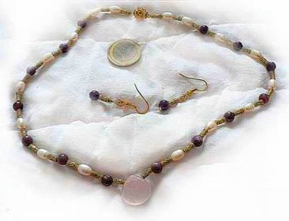 Parure petits rubis polis véritables avec perles de culture et pendentif quartz rose sculpté