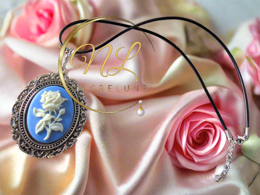 Grand pendentif camée en résine bleue avec rose blanche