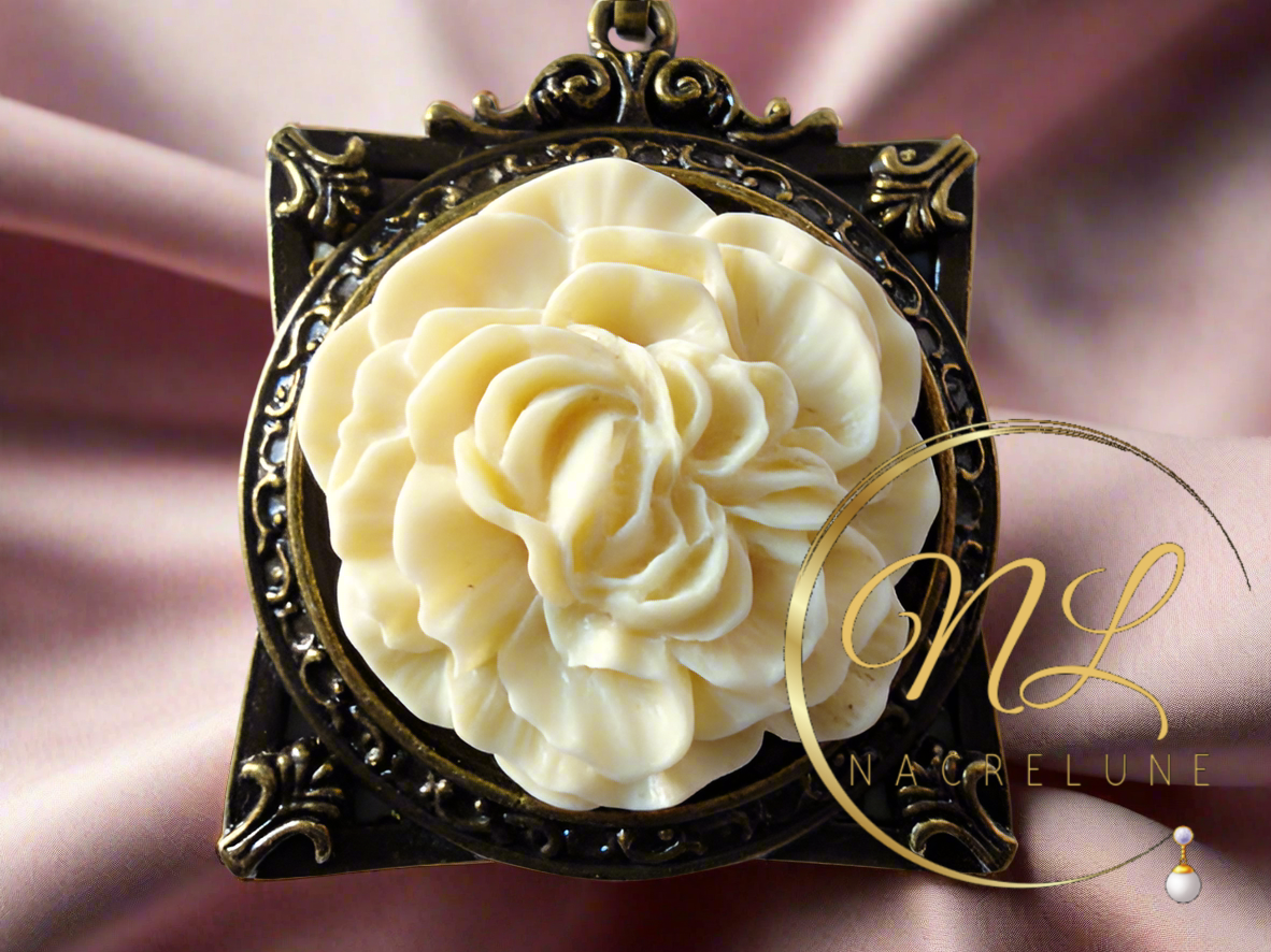 Pendentif cadre avec fleur,  jaune