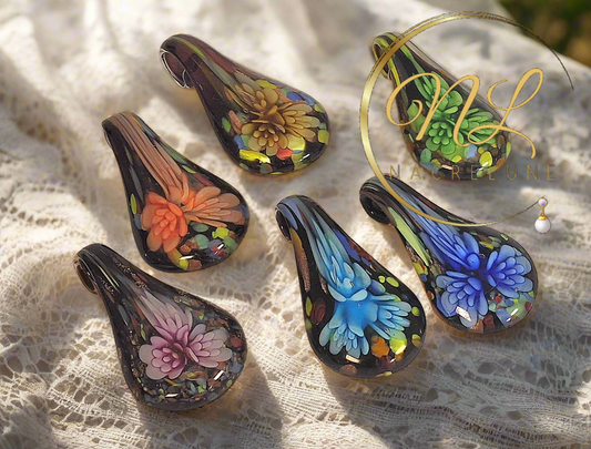 Pendentif en verre représentant une fleur colorée