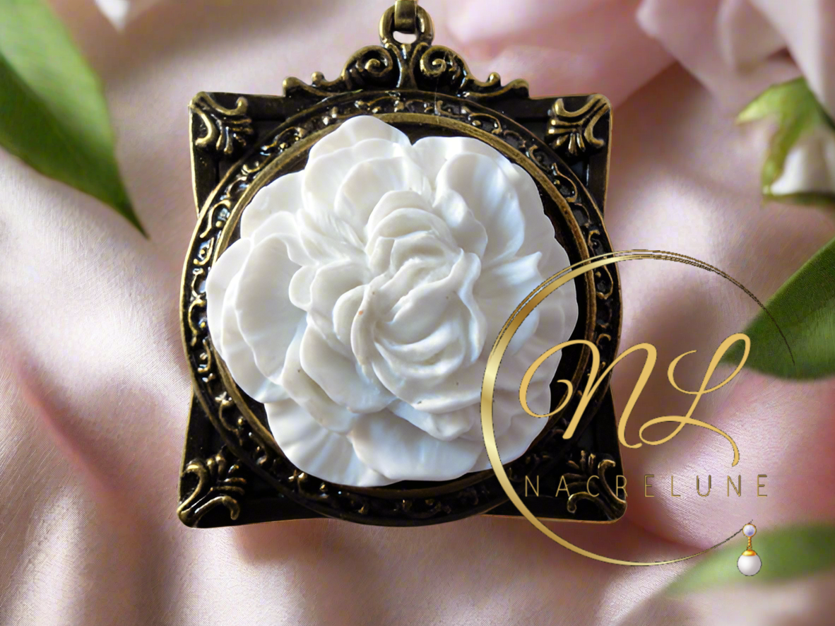 Pendentif cadre avec fleur, blanc