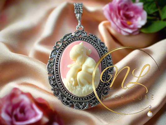 Grand pendentif camée rose représentant une petite fille et son lapin