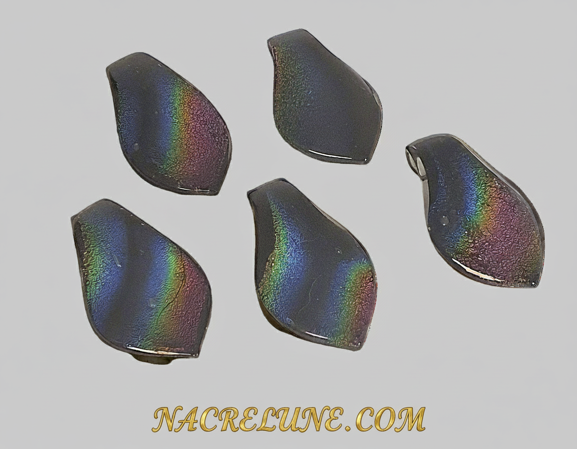 Pendentif en verre aux reflets multicolores nacrelune.com pendentif