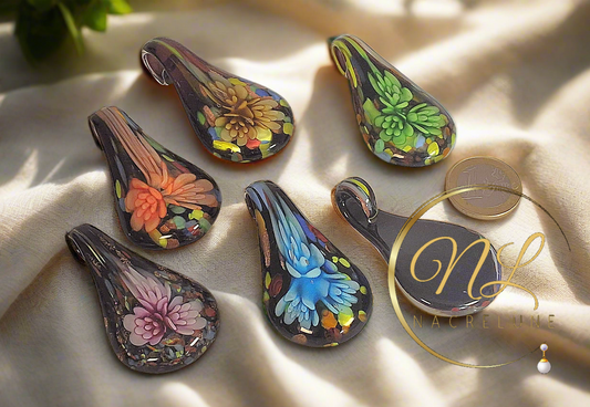 Pendentif en verre représentant une fleur colorée