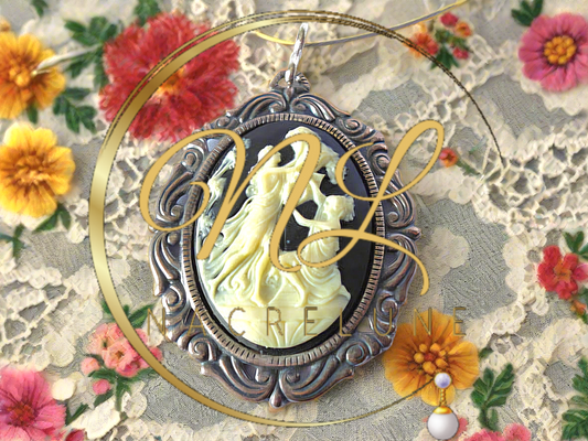 Grand pendentif camée en résine représentant 2 femmes