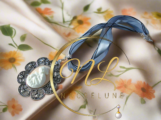 Grand pendentif camée orange représentant une petite fille et son lapin