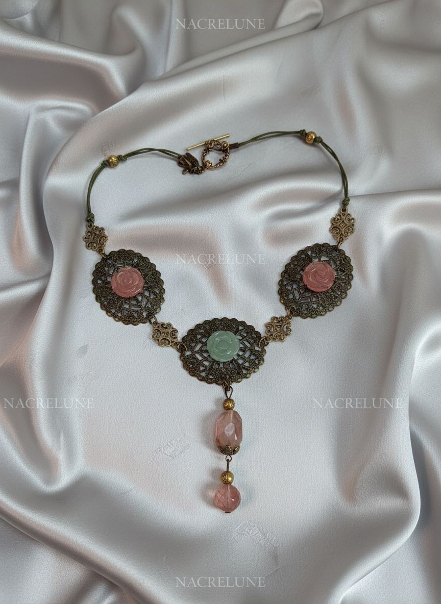 Collier en métal avec fleurs en aventurine sculptées et quartz rouges nacrelune.com collier