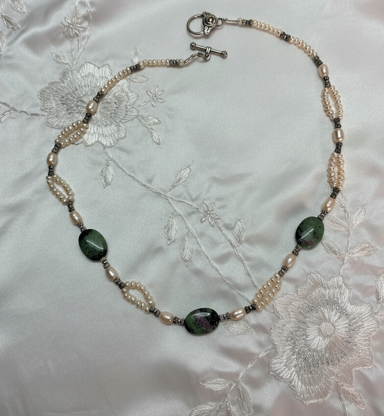 Collier en perles de culture et rubis zoïsites polis NACRELUNE collier