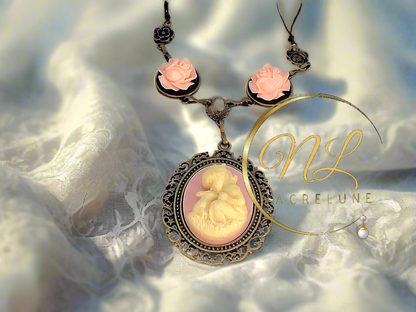 Collier avec roses et camée en résine : choisissez votre couleur