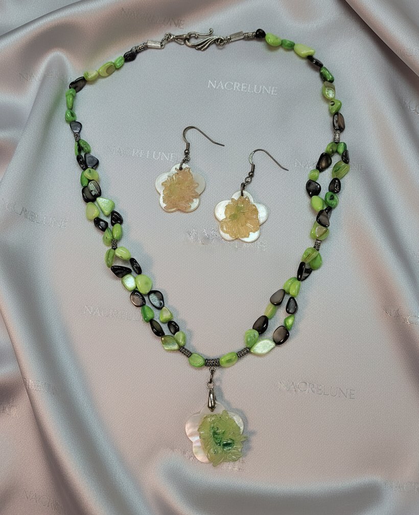 Parure perles de nacre colorées avec fleur en nacre nacrelune.com parure