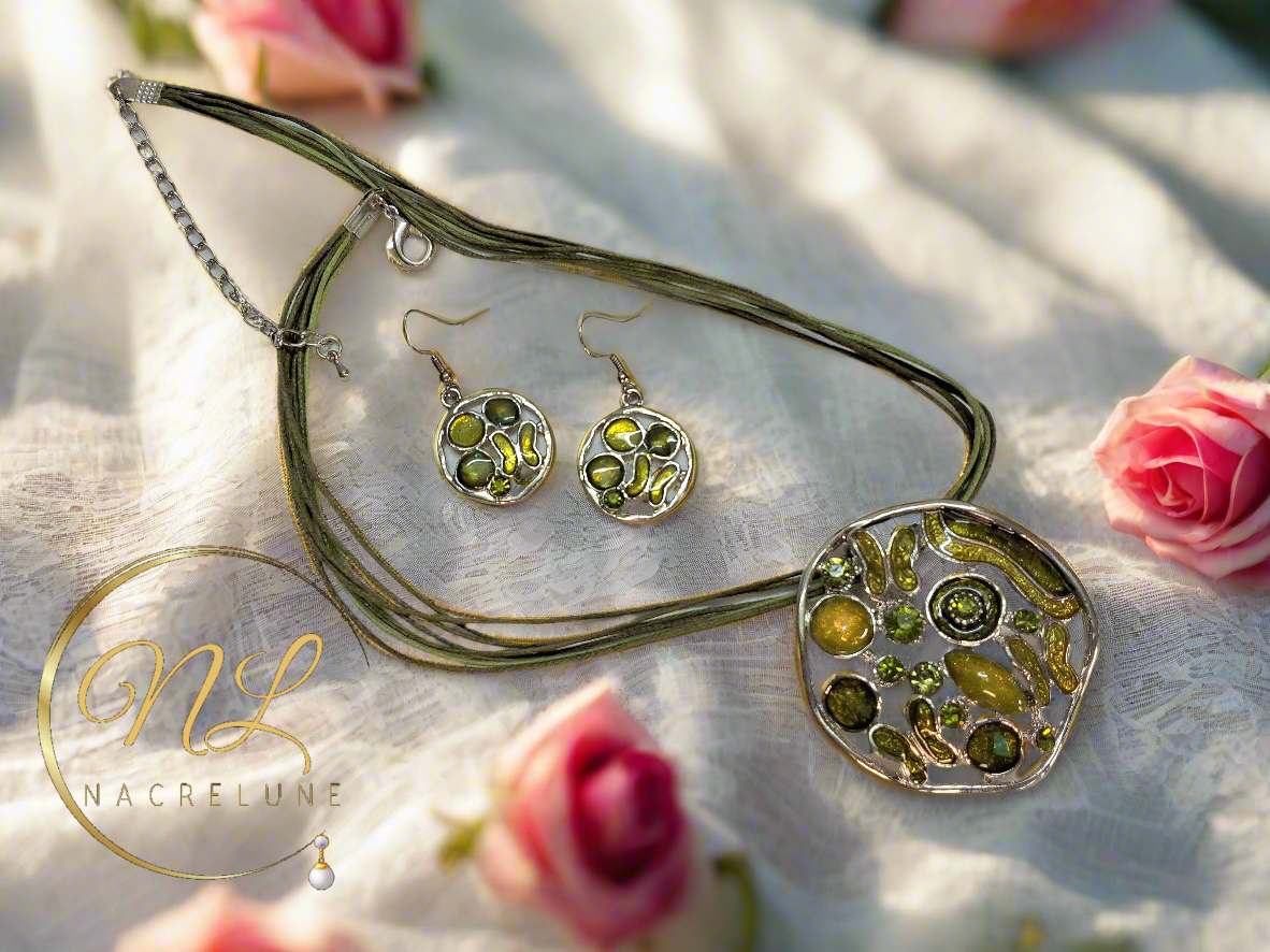 Pendentif en émail et strass avec boucles assorties vertes