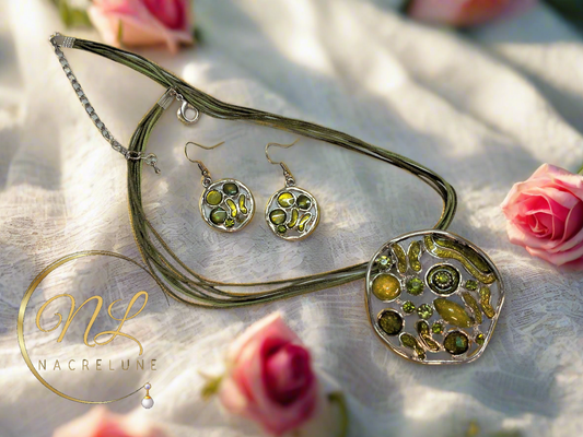 Pendentif en émail et strass avec boucles assorties vertes
