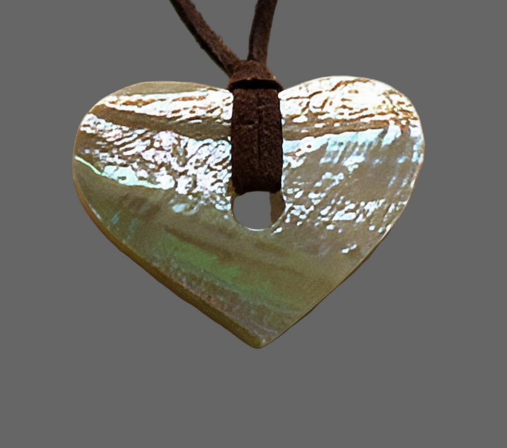 Pendentif coeur en nacre véritable sur lien de cuir nacrelune.com collier