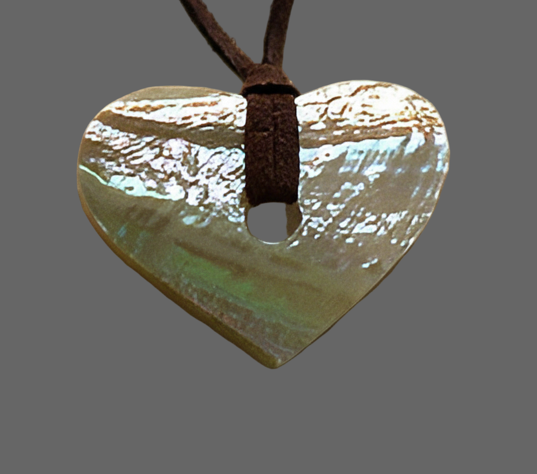 Pendentif coeur en nacre véritable sur lien de cuir NACRELUNE collier