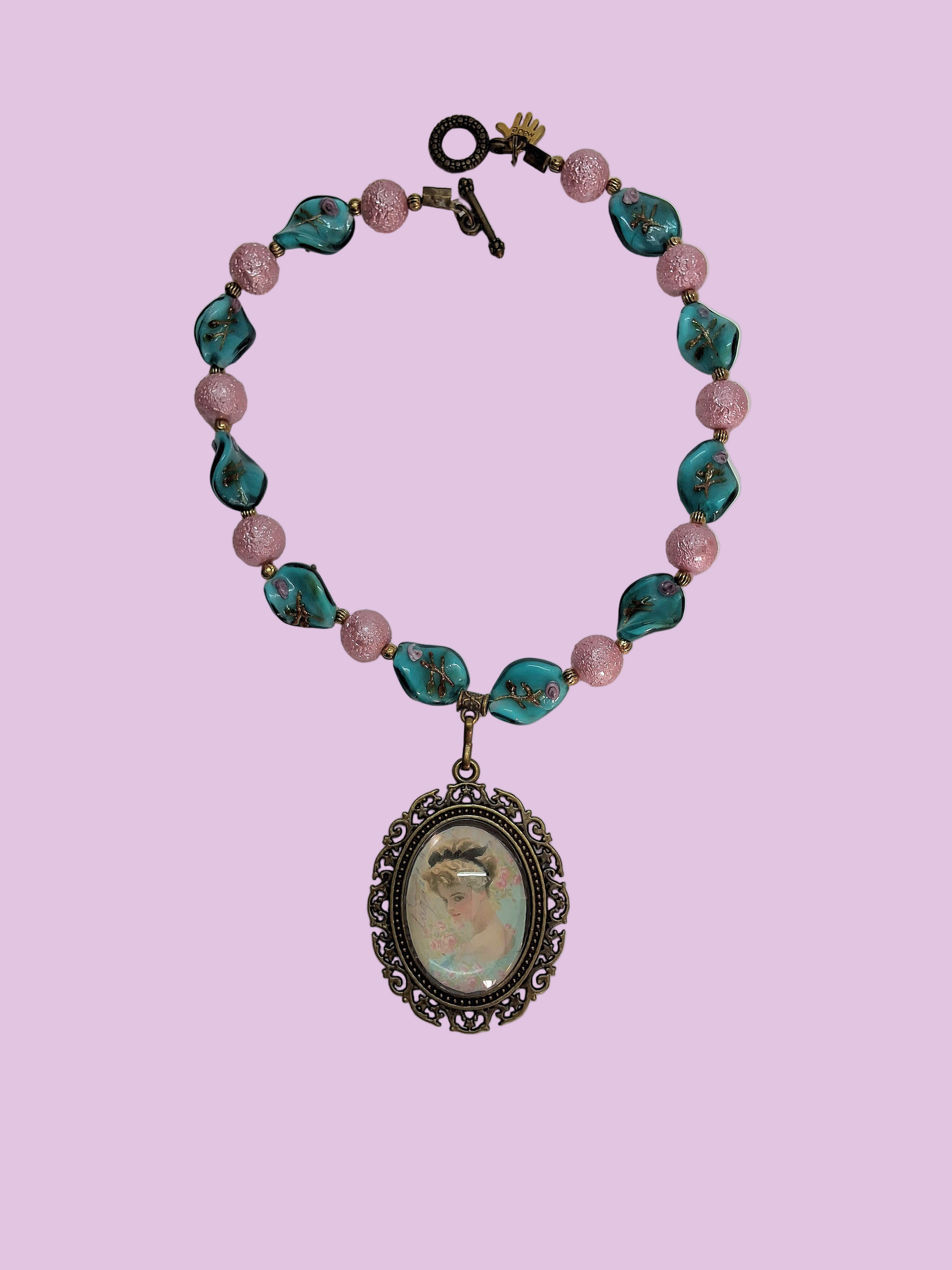 collier en perles de verre et acrylique avec grand camée victorien NACRELUNE collier