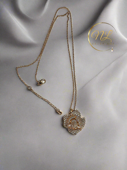 Pendentif en strass en forme de rose stylisée