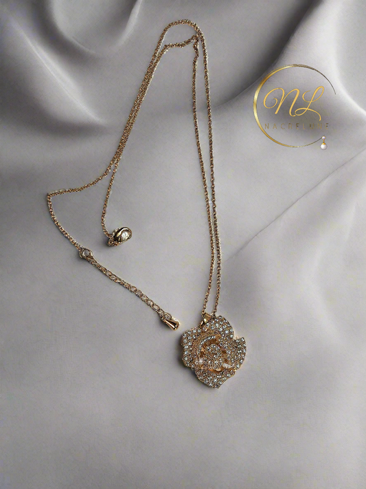Pendentif en strass en forme de rose stylisée
