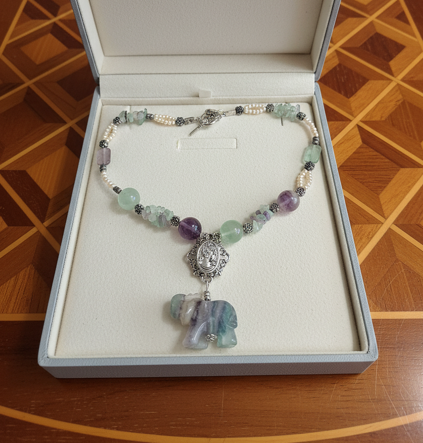 Collier en perles et elephant sculptés en fluorite naturelle et perles avec camée métal nacrelune.com collier