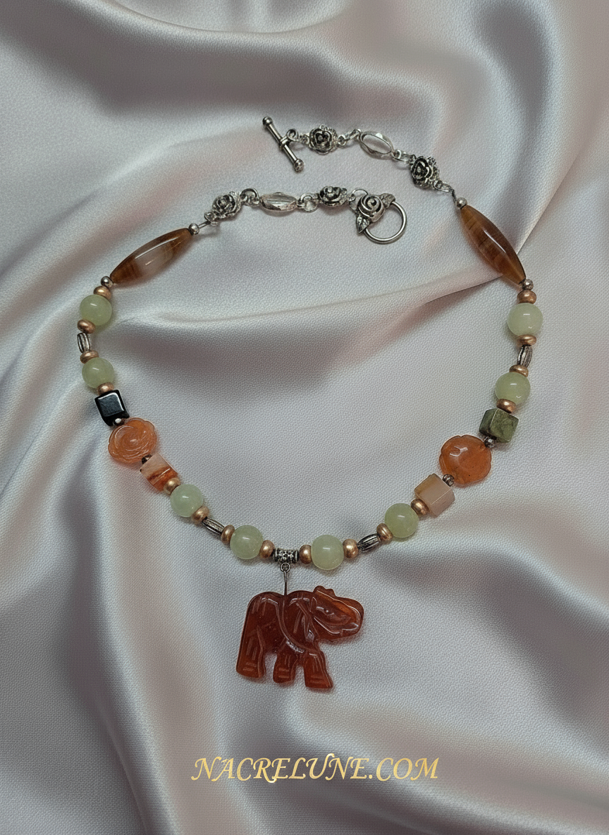 Collier en jade vert et agate cornaline avec éléphant sculpté nacrelune.com collier