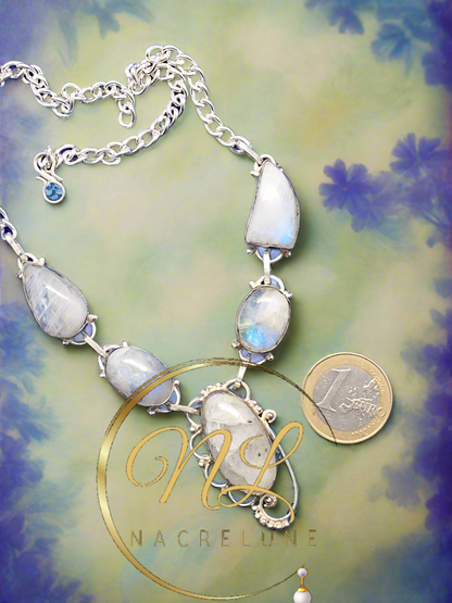 collier en argent véritable et de pierres de lune iridescentes.