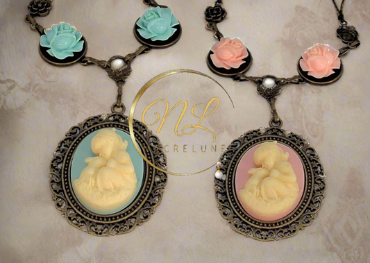 Collier avec roses et camée en résine : choisissez votre couleur