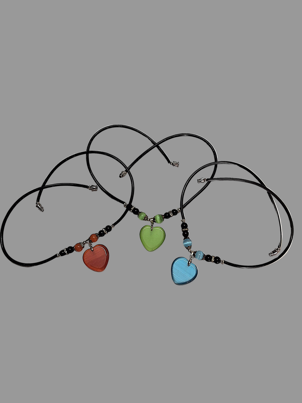 Pendentif en oeil de chat en forme de coeur. nacrelune.com pendentif