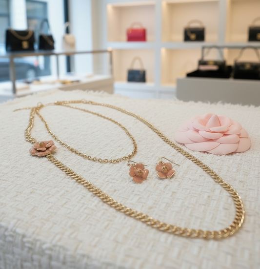 Ensemble fantaisie de style connu avec fleur camelia NACRELUNE parure