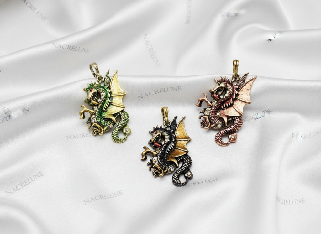 Pendentif en forme de dragon, choisissez votre couleur. nacrelune.com collier