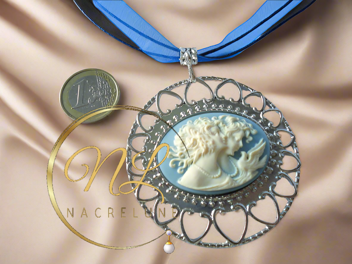 Grand pendentif camée en résine imitant le style ancien, bleu