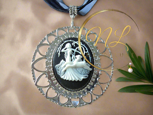 Pendentif festonné avec camée représentant une scène de chasse antique (noir)