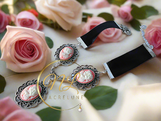 Collier avec ruban de satin et 3 camées représentant des jeunes filles, rose