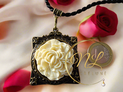 Pendentif cadre avec fleur, jaune