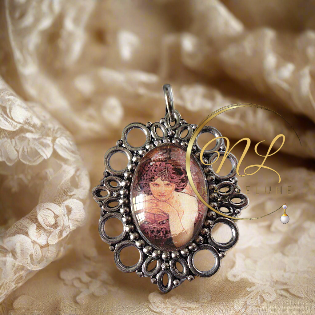 Pendentif camée de style art nouveau Mucha