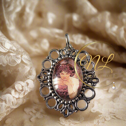 Pendentif camée de style art nouveau Mucha