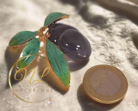 Broche en forme de petite branche d’olivier avec olives noires