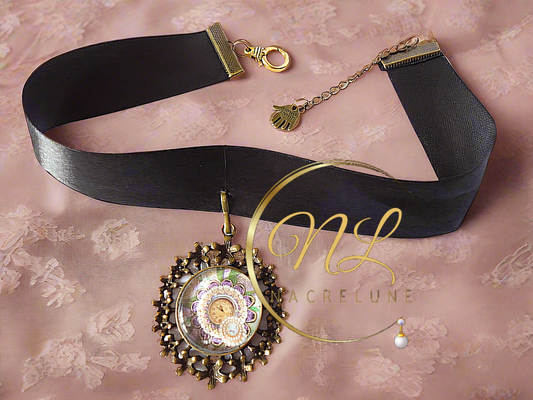 Pendentif camée dans les tons mauve de style Steampunk