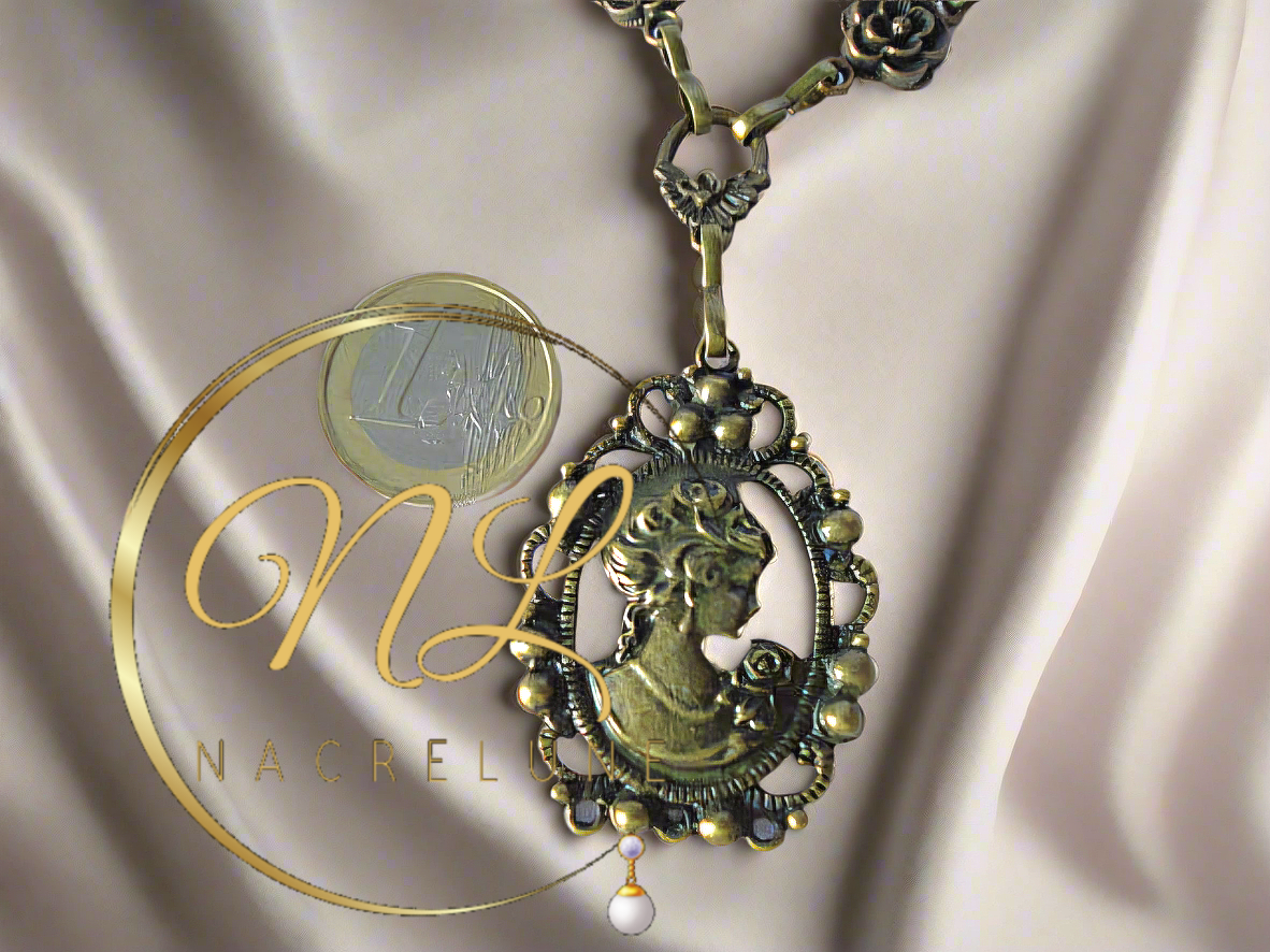 collier avec ruban brocard et pendentif camée métallique