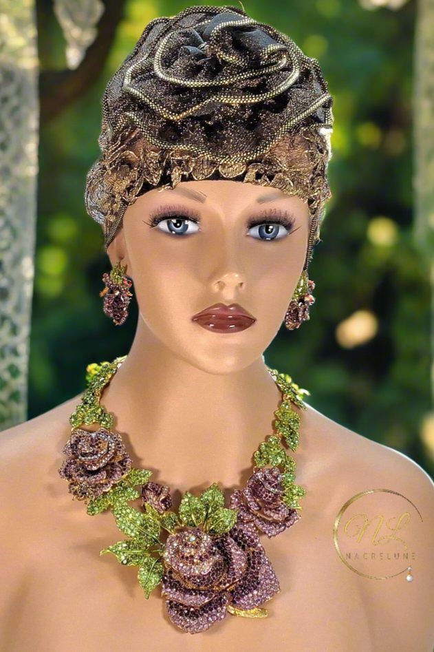 Grande parure en strass représentant des roses mauves