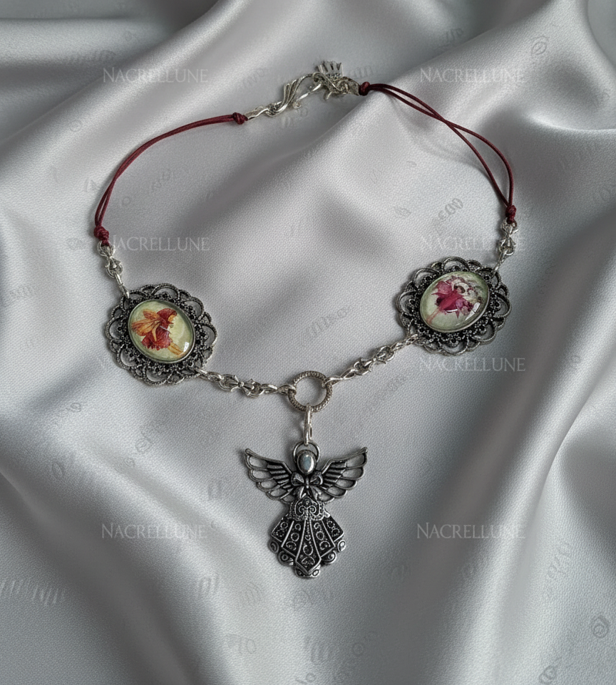 Collier fait de petits camées représentant un ange et des fées des fleurs